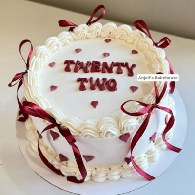 white maroon bow cake