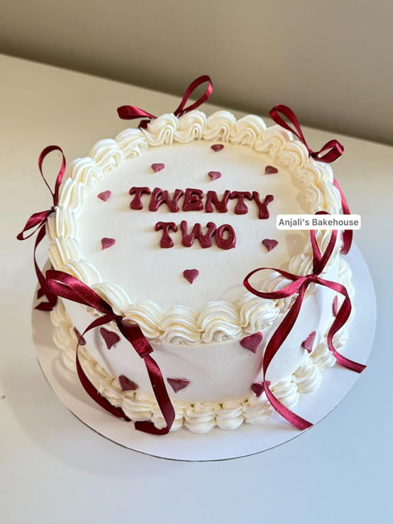 white maroon bow cake